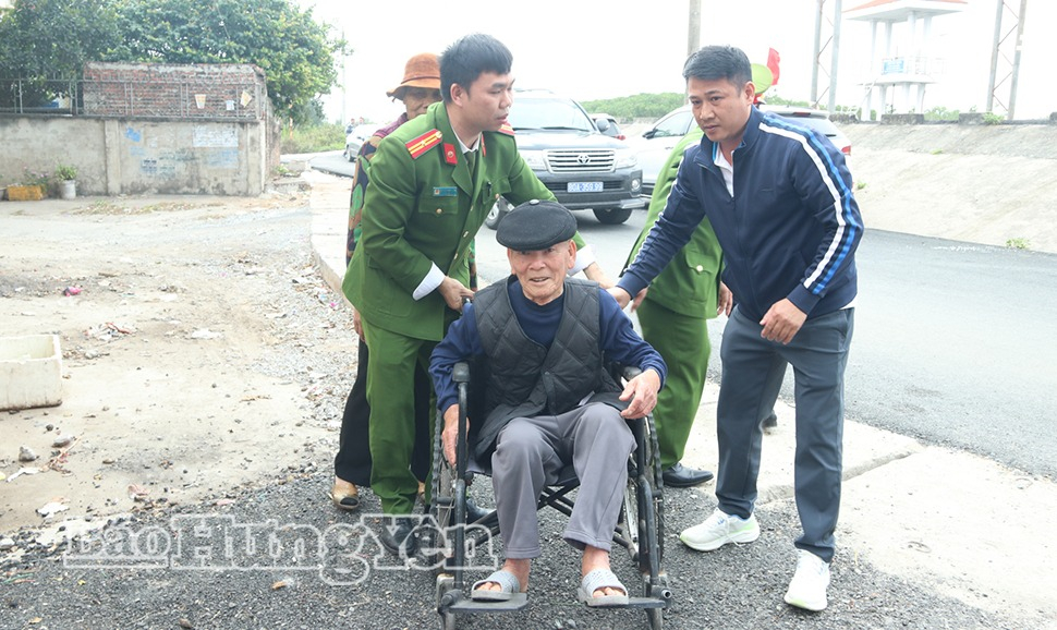 Lực lượng chức năng hỗ trợ cử tri cao tuổi đến bỏ phiếu tại Khu vực bỏ phiếu số 2 (thôn Vạn Xuân Nam), xã Đông Thụy Anh.