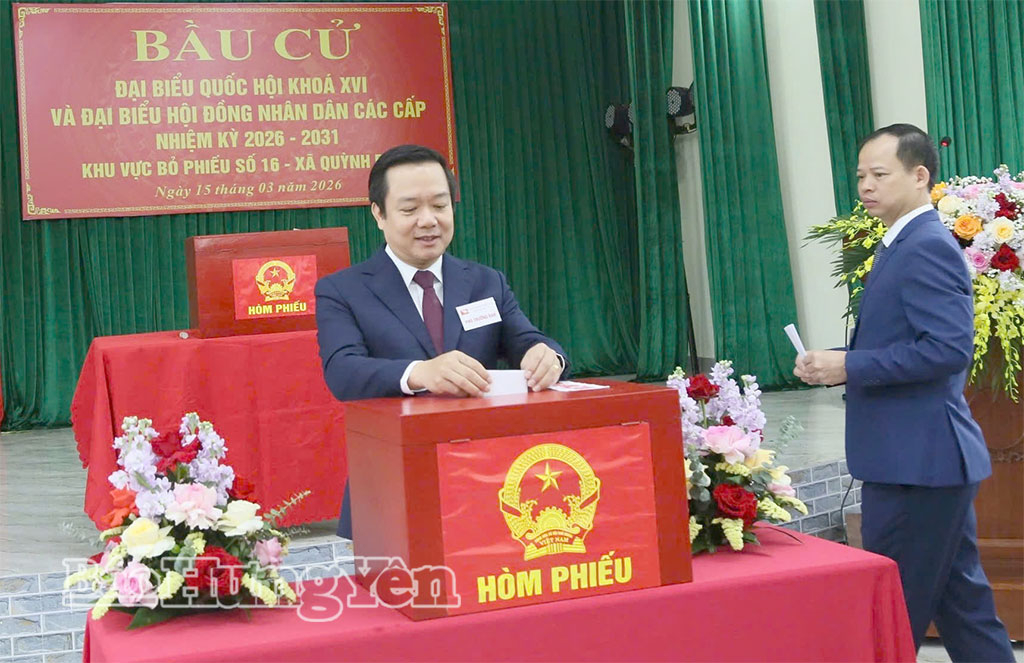 Đồng chí Chủ tịch UBND tỉnh Phạm Quang Ngọc bỏ phiếu bầu cử tại Khu vực bỏ phiếu số 16, xã Quỳnh Phụ.