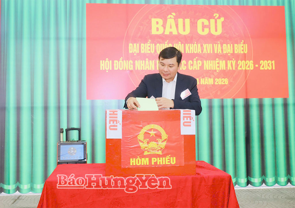 Đồng chí Phó Chủ tịch Thường trực UBND tỉnh Nguyễn Lê Huy bỏ phiếu VV88id casino và khuyến mãi tại Khu vực bỏ phiếu số 15, phường Phố Hiến.