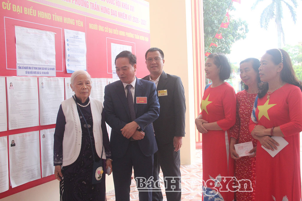 Đồng chí Vũ Ngọc Trì, Phó Chủ tịch HĐND tỉnh gặp gỡ, trao đổi với cử tri tại đơn vị bầu cử số 2 phường Trần Hưng Đạo.