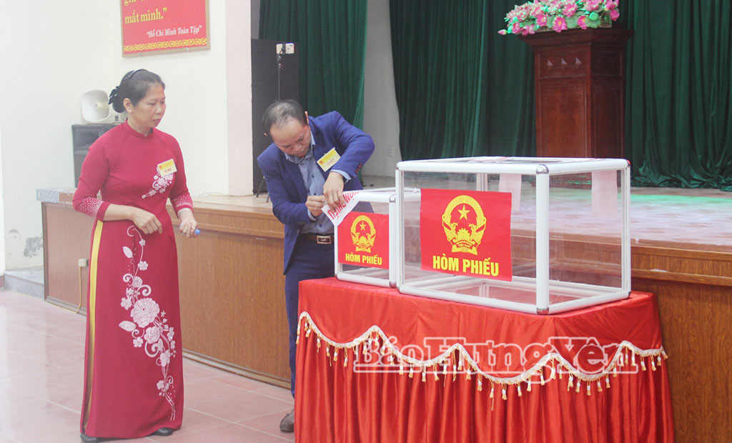 Cử tri phường Trần Hưng Đạo nô nức đi bầu cử.