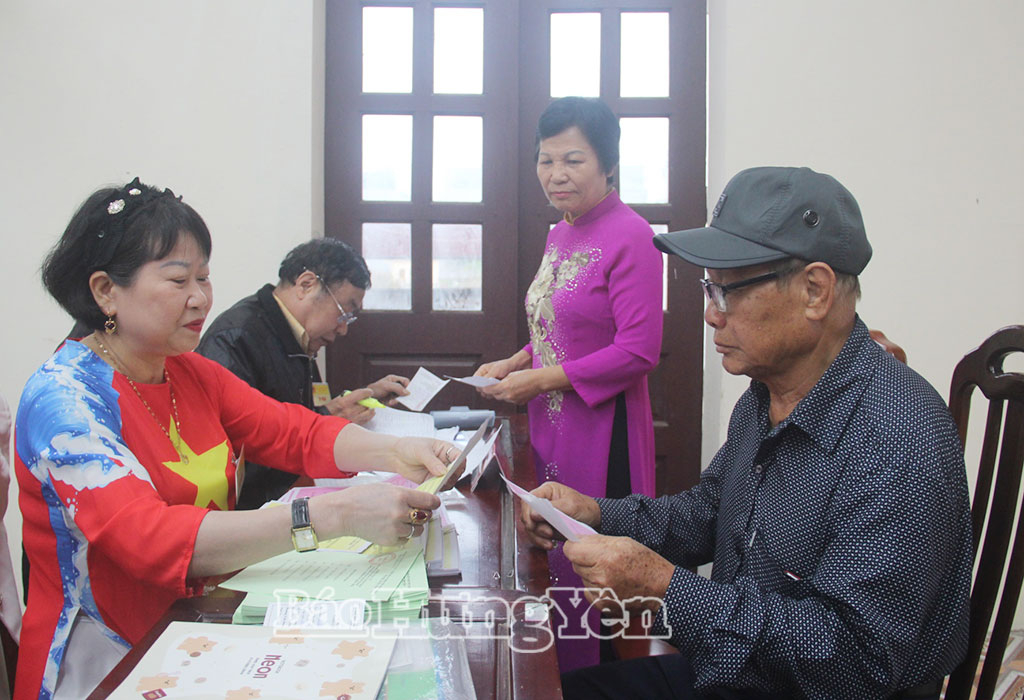 Cử tri nhận phiếu bầu.