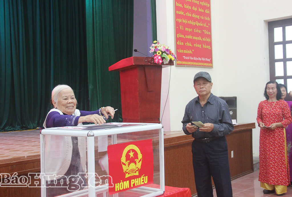Cử tri phường Trần Hưng Đạo bỏ phiếu.