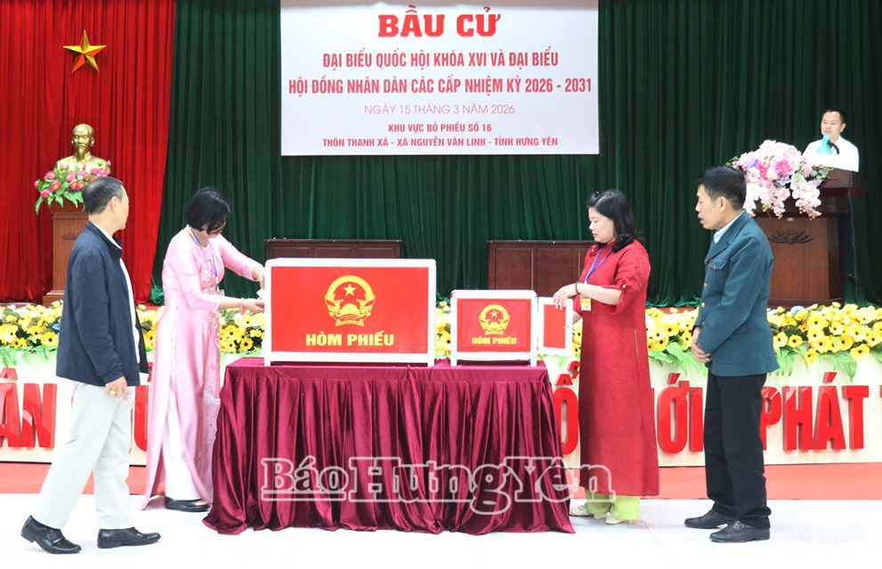 Kiểm tra và niêm phong hòm phiếu. 