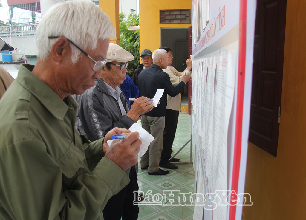 Các cử tri xã Tây Thái Ninh lựa chọn người ứng cử để bầu theo quy định.