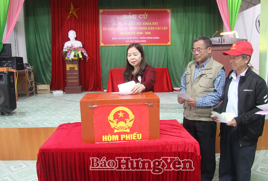 Các cử tri xã Tây Thái Ninh tiến hành bỏ phiếu bầu người ứng cử đại biểu VV88 casino đăng ký khóa XVI và đại biểu HĐND các cấp nhiệm kỳ 2026-2031.