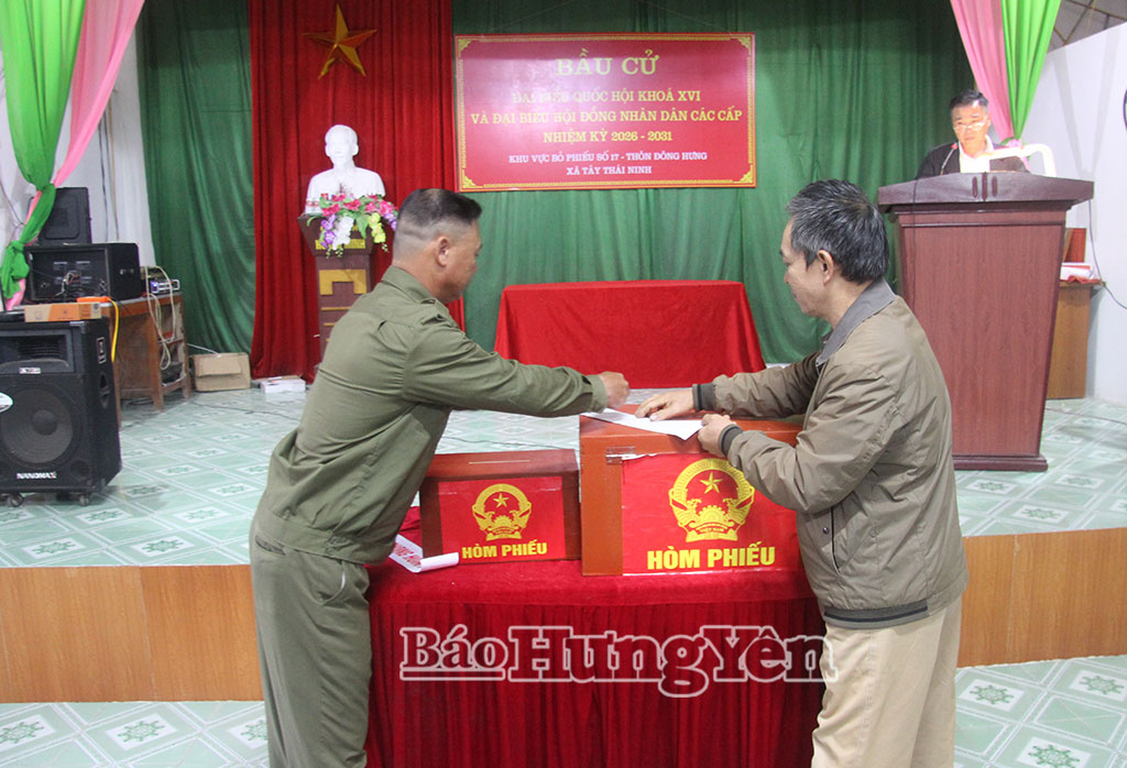 Các thành viên tổ VV88id casino và khuyến mãi khu vực bỏ phiếu số 17, xã Tây Thái Ninh thực hiện niêm phong hòm phiếu đúng quy định.