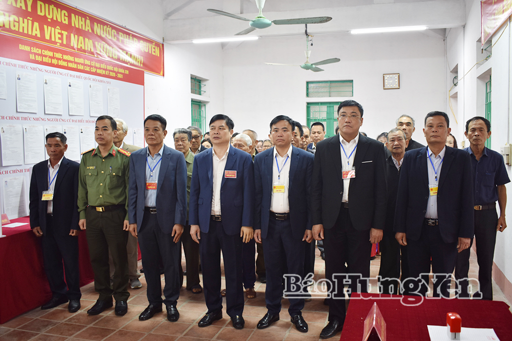 Đồng chí Phó Chủ tịch UBND tỉnh Phạm Văn Nghiêm và các đại biểu, cử tri dự lễ khai mạc.