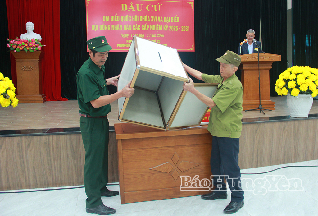  Kiểm tra hòm phiếu tại buổi lễ khai mạc.