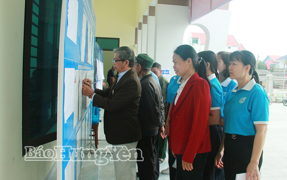 Cử tri tổ dân phố Xuân Bản tìm hiểu thông tin về các ứng cử viên trước khi bỏ phiếu.