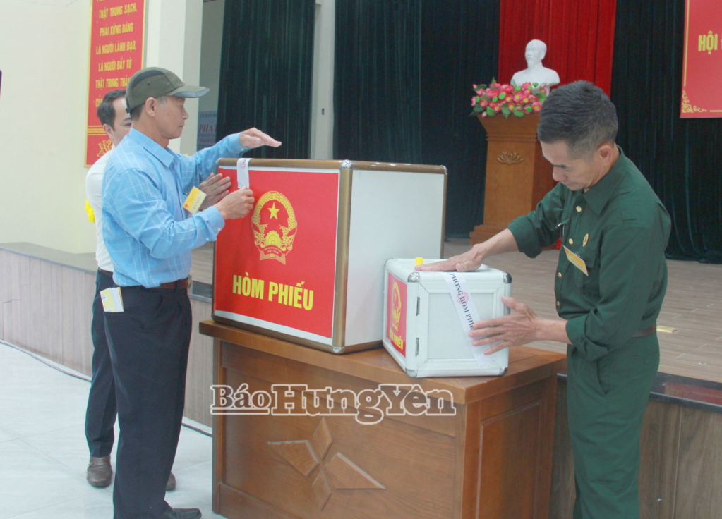 Niêm phong hòm phiếu tại lễ khai mạc.