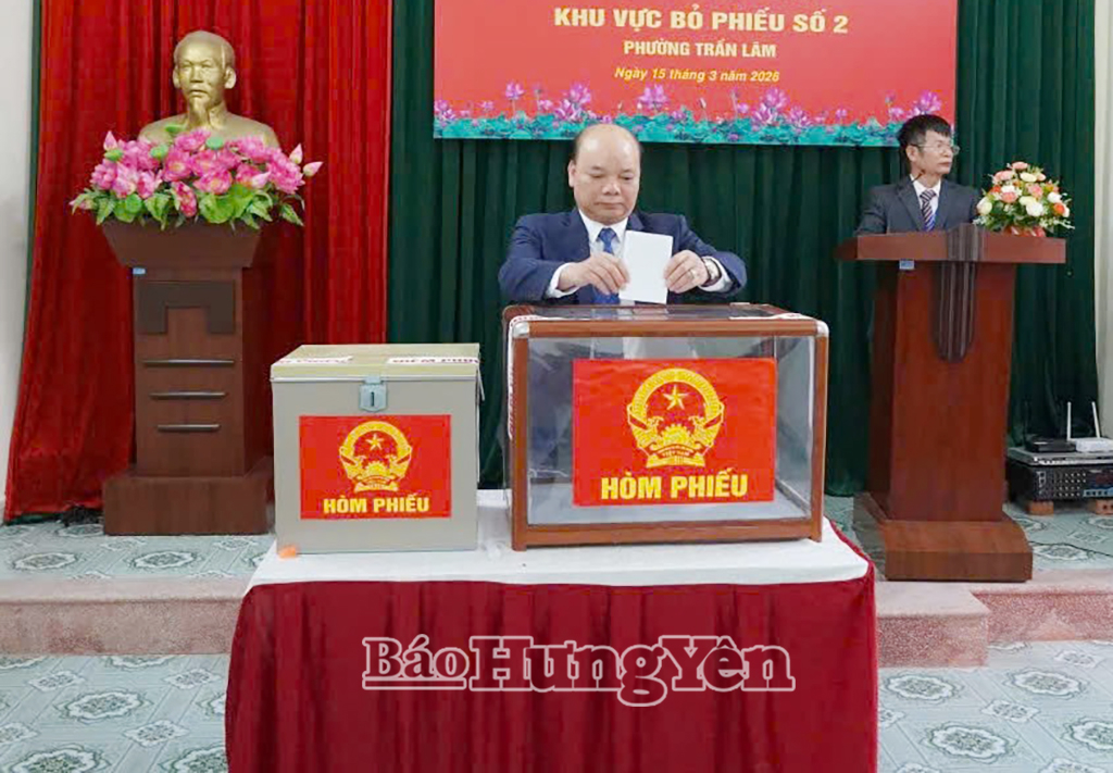 Đồng chí Phó Chủ tịch HĐND tỉnh Đặng Thanh Giang bỏ phiếu VV88id casino và khuyến mãi tại Khu vực bỏ phiếu số 2 (phường Trần Lãm). 