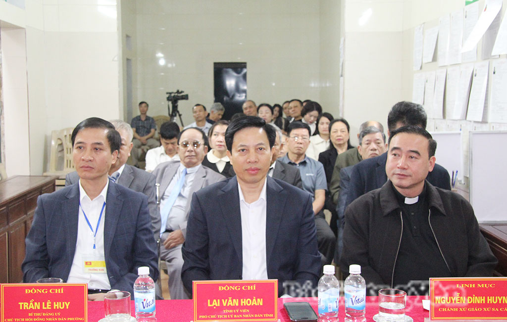 Đồng chí Lại Văn Hoàn, Phó Chủ tịch UBND tỉnh, Ủy viên Ban VV88id casino và khuyến mãi tỉnh và các đại biểu dự lễ khai mạc VV88id casino và khuyến mãi tại khu vực bỏ phiếu số 9, phường Trà Lý.