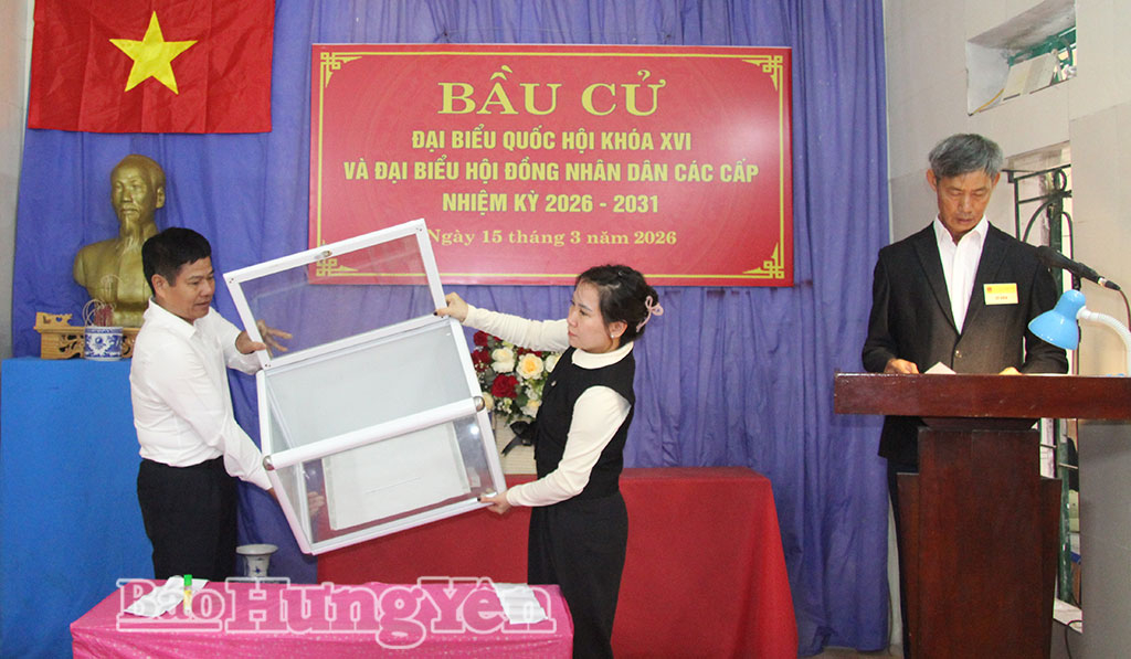 Đại diện cử tri khu vực bỏ phiếu số 9, phường Trà Lý kiểm tra hòm phiếu.