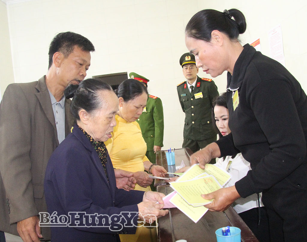 Cử tri khu vực bỏ phiếu số 9, phường Trà Lý nhận phiếu VV88id casino và khuyến mãi.