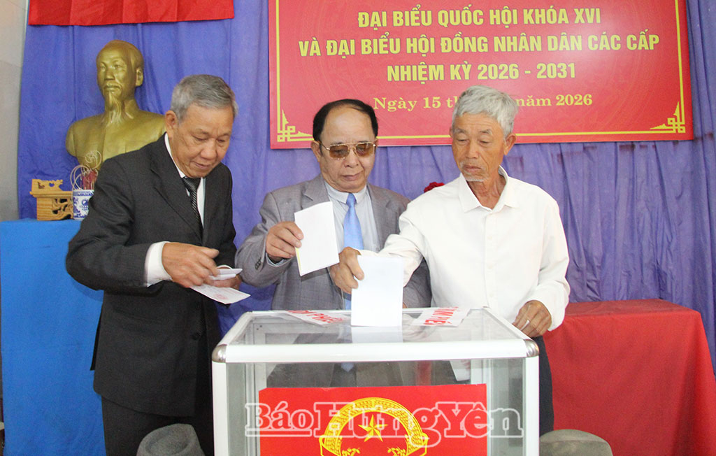 Các cử tri khu vực bỏ phiếu số 9, phường Trà Lý tích cực tham gia bỏ phiếu từ sáng sớm.