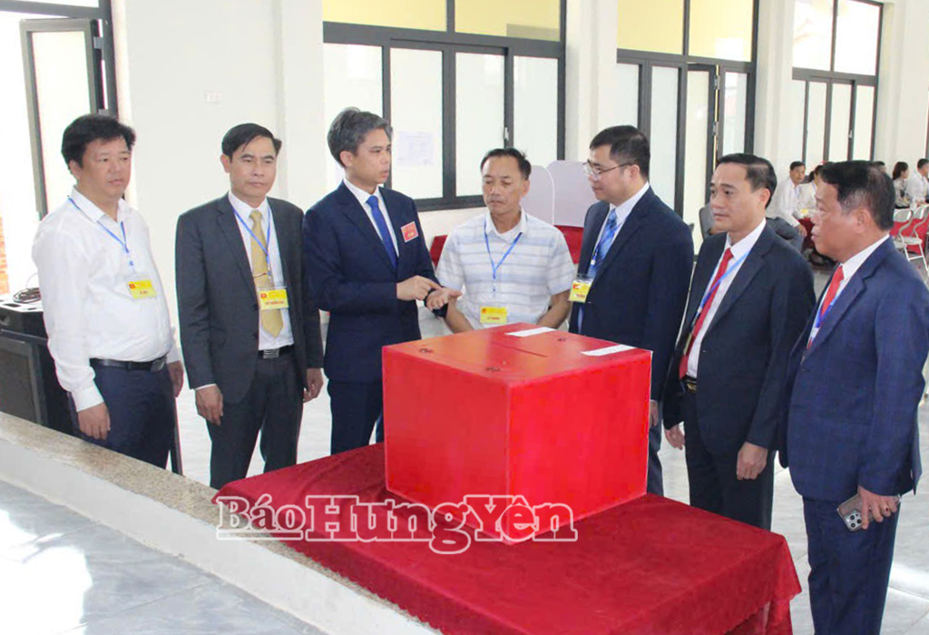 Đồng chí Trưởng Ban Tuyên giáo và Dân vận Tỉnh ủy Nguyễn Văn Chiến kiểm tra công tác bầu cử tại Khu vực bỏ phiếu số 7, thôn Phú Tân, xã Đại Đồng.