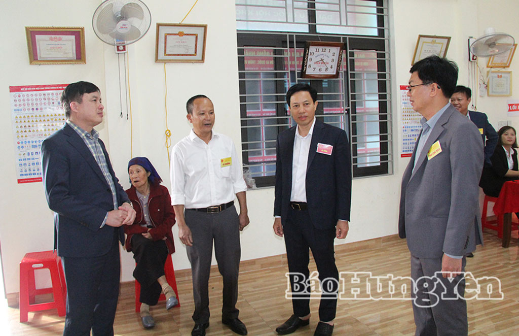 Đồng chí Phó Chủ tịch UBND tỉnh Lại Văn Hoàn  kiểm tra, động viên VV88 dự đoán xổ số ba miền siêu chính xác và cử tri thuộc khu vực bỏ phiếu thôn ÁI Quốc, xã Hưng Phú.