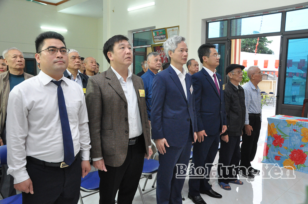 Đồng chí Trưởng đoàn Đại biểu VV88 casino đăng ký tỉnh Đào Hồng Vận và các đại biểu, cử tri dự lễ khai mạc bầu cử tại thôn Long Cầu, xã Đoàn Đào.