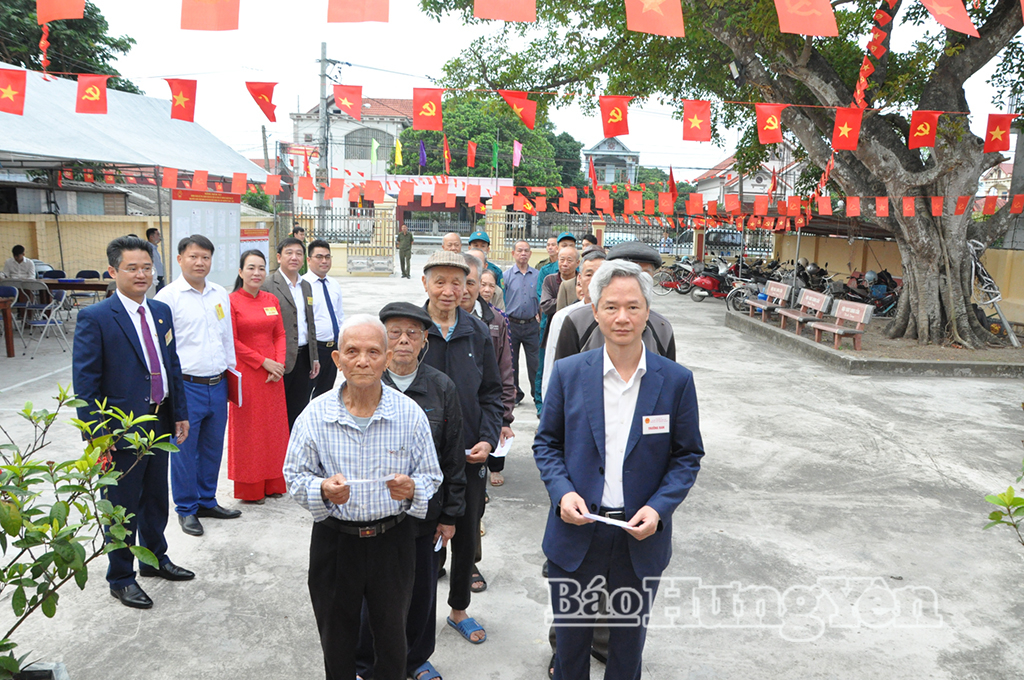 Đồng chí Đào Hồng Vận và các cử tri thôn Long Cầu, xã Đoàn Đào xếp hàng trước khi vào bỏ phiếu VV88id casino và khuyến mãi.
