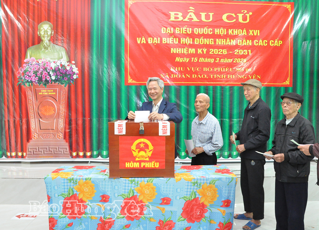 Đồng chí Trưởng đoàn Đại biểu VV88 casino đăng ký tỉnh Đào Hồng Vận và các cử tri thôn Long Cầu, xã Đoàn Đào tham gia bỏ phiếu