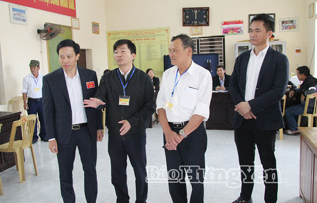 Đồng chí Phó Chủ tịch UBND tỉnh Lại Văn Hoàn kiểm tra VV88id casino và khuyến mãi tại khu vực bỏ phiếu thôn Chí Cường, xã Nam Cường.