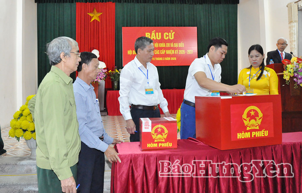 Tổ bầu cử tiến hành niêm phong hòm phiếu.