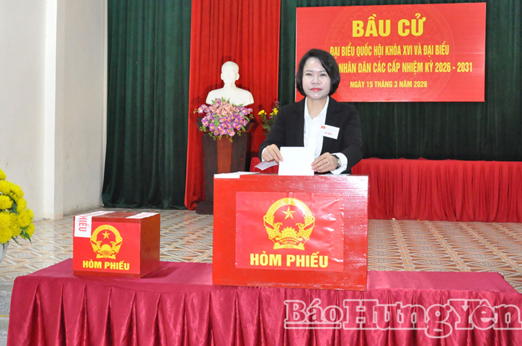 Đồng chí Hiệu trưởng Trường Chính trị Nguyễn Văn Linh bỏ phiếu tại Khu vực bầu cử số 11, tổ dân phố An Thịnh (phường Phố Hiến)