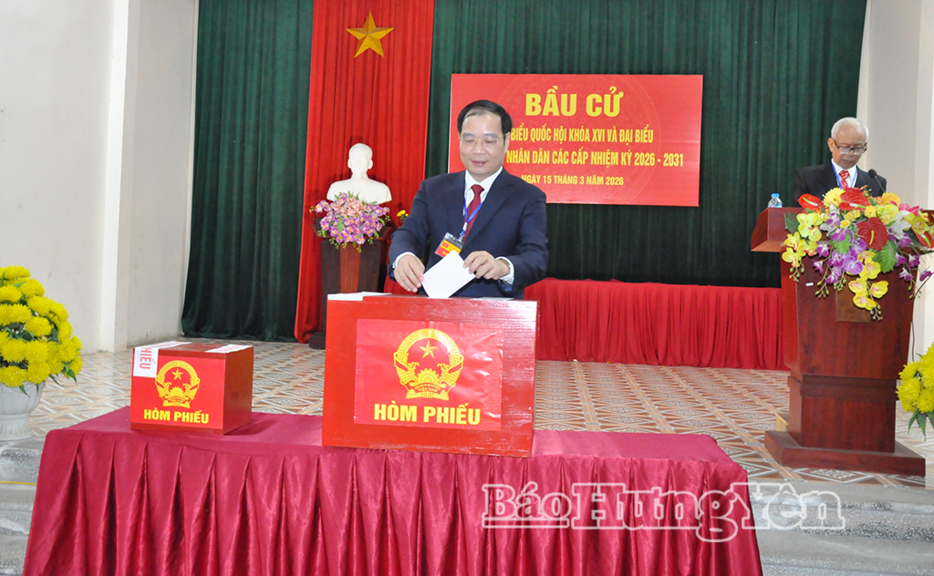 Lãnh đạo phường Phố Hiến thực hiện quyền công dân.