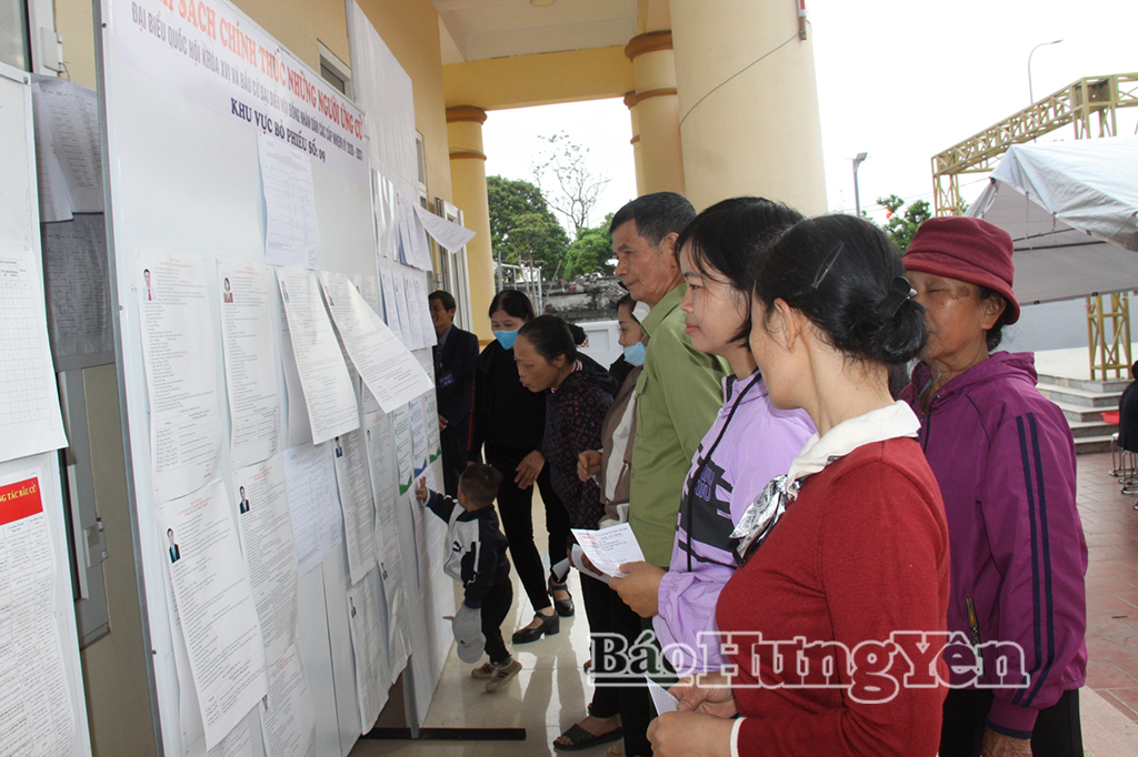 Cử tri Khu vực bỏ phiếu số 9, thôn Tịnh Xuyên, xã Hồng Minh tìm hiểu tiểu sử của người ứng cử đại biểu VV88 casino đăng ký và đại biểu HĐND các cấp nhiệm kỳ 2026-2031 trước khi bỏ phiếu.