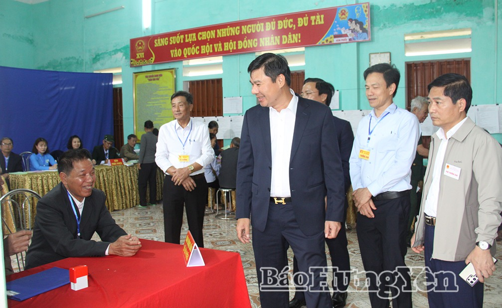 Đồng chí Phó Chủ tịch Thường trực UBND tỉnh Nguyễn Lê Huy kiểm tra Khu vực bỏ phiếu số 17, thôn Đồng Phú, xã Lê Quý Đôn.