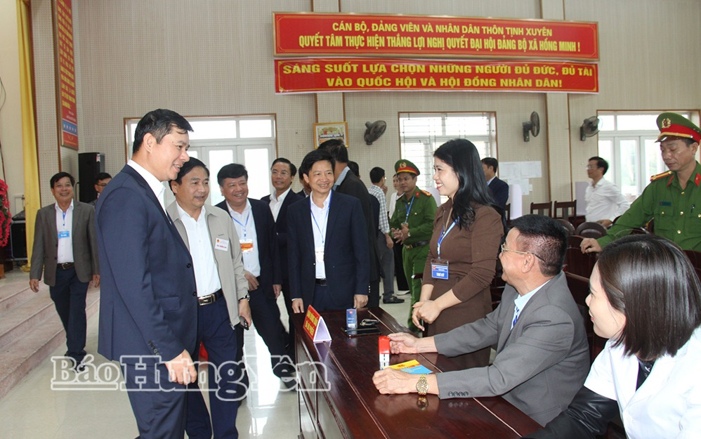 Đồng chí Phó Chủ tịch Thường trực UBND tỉnh Nguyễn Lê Huy động viên các thành viên của Tổ VV88id casino và khuyến mãi số 9, thôn Tịnh Xuyên, xã Hồng Minh