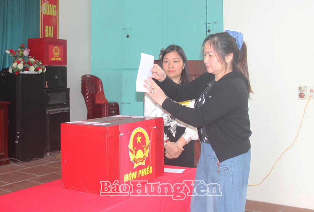 Cử tri xã Nam Đông Hưng phấn khởi, tin tưởng gửi gắm niềm tin qua lá phiếu.