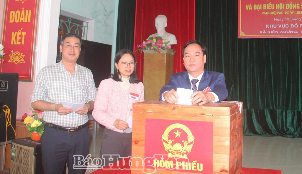 Đồng chí Vũ Ngọc Trì, Phó Chủ tịch HĐND tỉnh bỏ phiếu thực hiện quyền công dân tại đơn vị bầu cử số 1 – khu vực bỏ phiếu số 6, thôn Đông Trung, xã Kiến Xương.