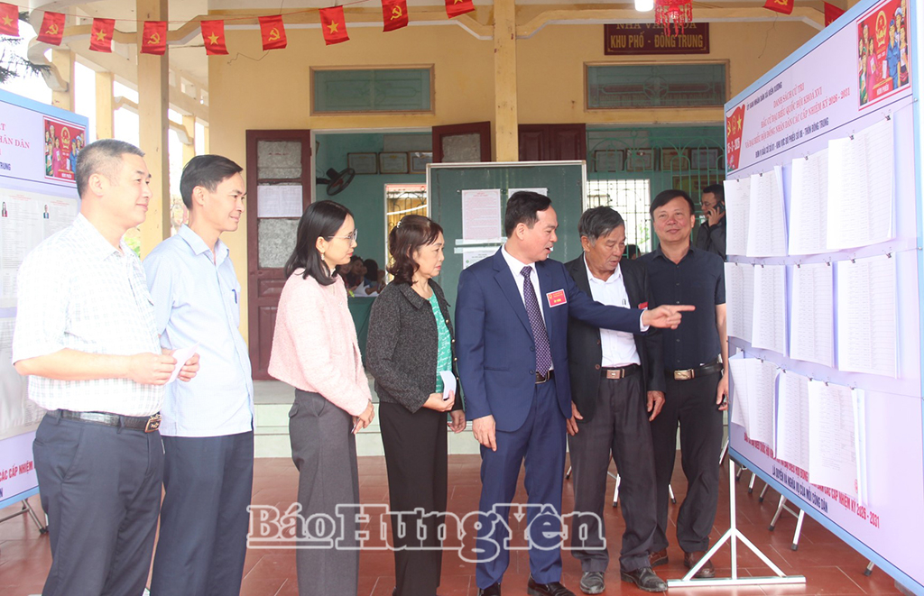 Đồng chí Vũ Ngọc Trì, Phó Chủ tịch HĐND tỉnh kiểm tra công tác bầu cử tại khu vực bỏ phiếu số 20, xã Nam Đông Hưng.