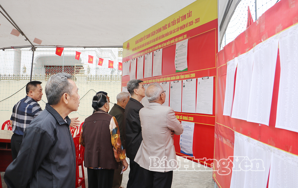 Cử tri xã Mễ Sở tìm hiểu tiểu sử ứng cử viên.