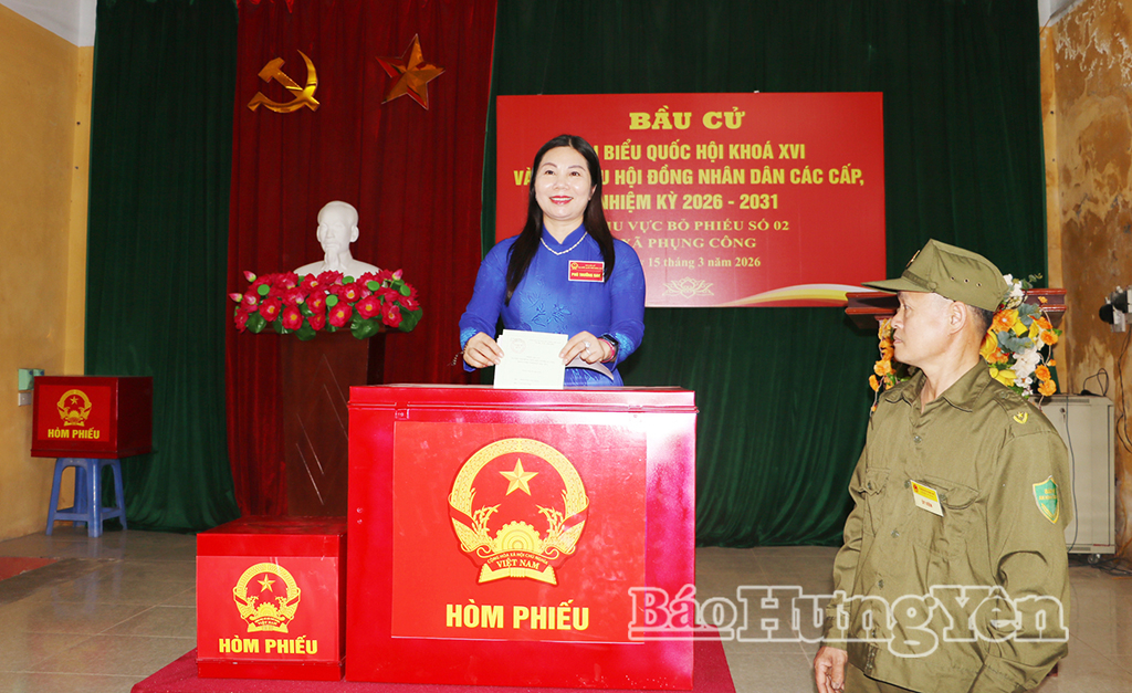 Đồng chí Phó Chủ tịch HĐND tỉnh Trần Thị Tuyết Hương thực hiện bỏ phiếu tại Khu vực bỏ phiếu số 2, xã Phụng Công.