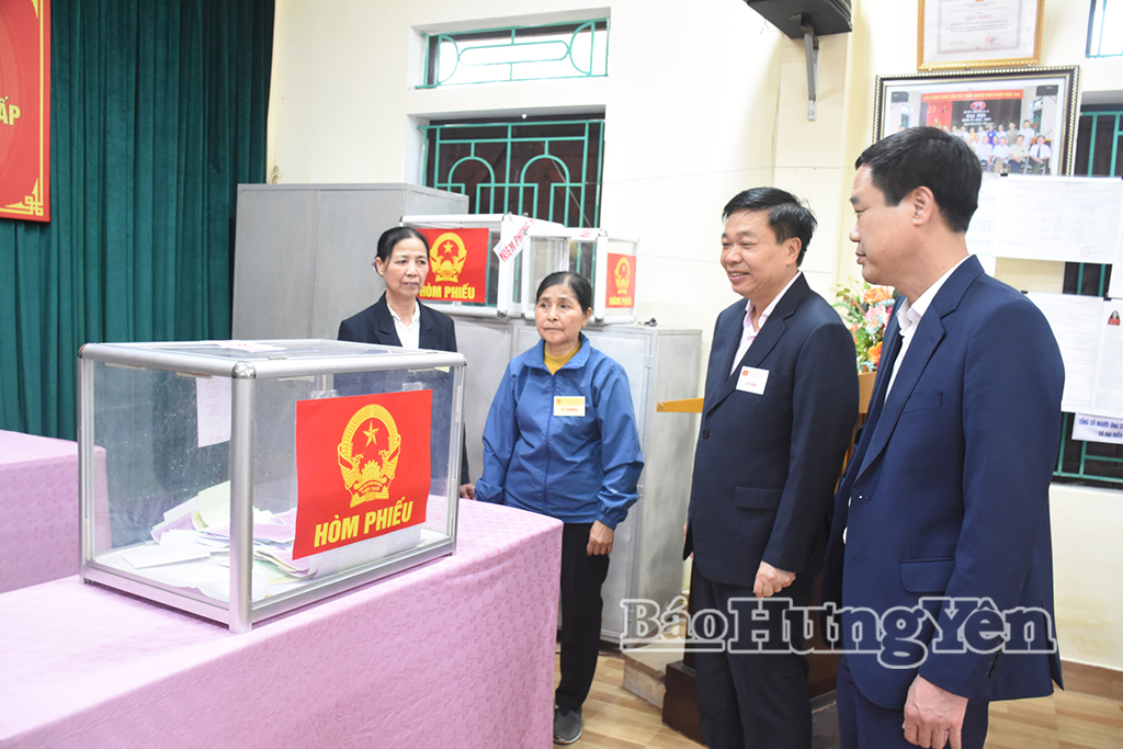 Đồng chí Chủ nhiệm Ủy ban Kiểm tra VV88 casino Nguyễn Quang Hưng kiểm tra công tác VV88id casino và khuyến mãi tại khu vực bỏ phiếu số 05, phường Trần Hưng Đạo.