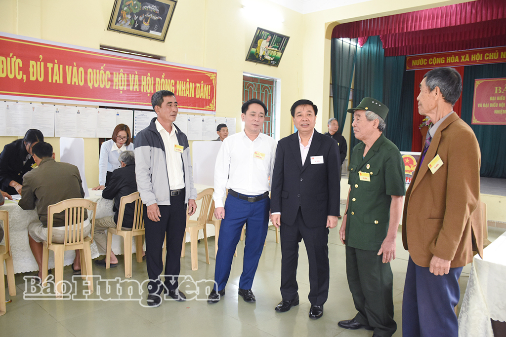 Đồng chí Chủ nhiệm Ủy ban Kiểm tra VV88 casino Nguyễn Quang Hưng kiểm tra công tác VV88id casino và khuyến mãi tại khu vực bỏ phiếu số 15, phường Vũ Phúc.