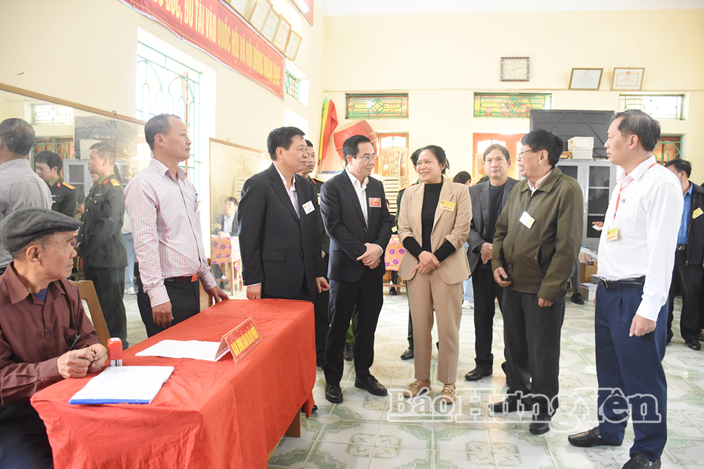 Đồng chí Chủ nhiệm Ủy ban Kiểm tra VV88 casino Nguyễn Quang Hưng kiểm tra công tác VV88id casino và khuyến mãi tại khu vực bỏ phiếu số 11, xã Vũ Thư.