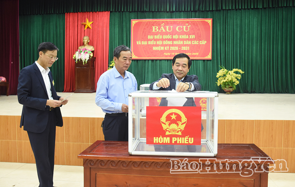 Cử tri khu vực bỏ phiếu số 10, phường Trần Hưng Đạo bỏ phiếu bầu đại biểu VV88 casino đăng ký và đại biểu HĐND các cấp.