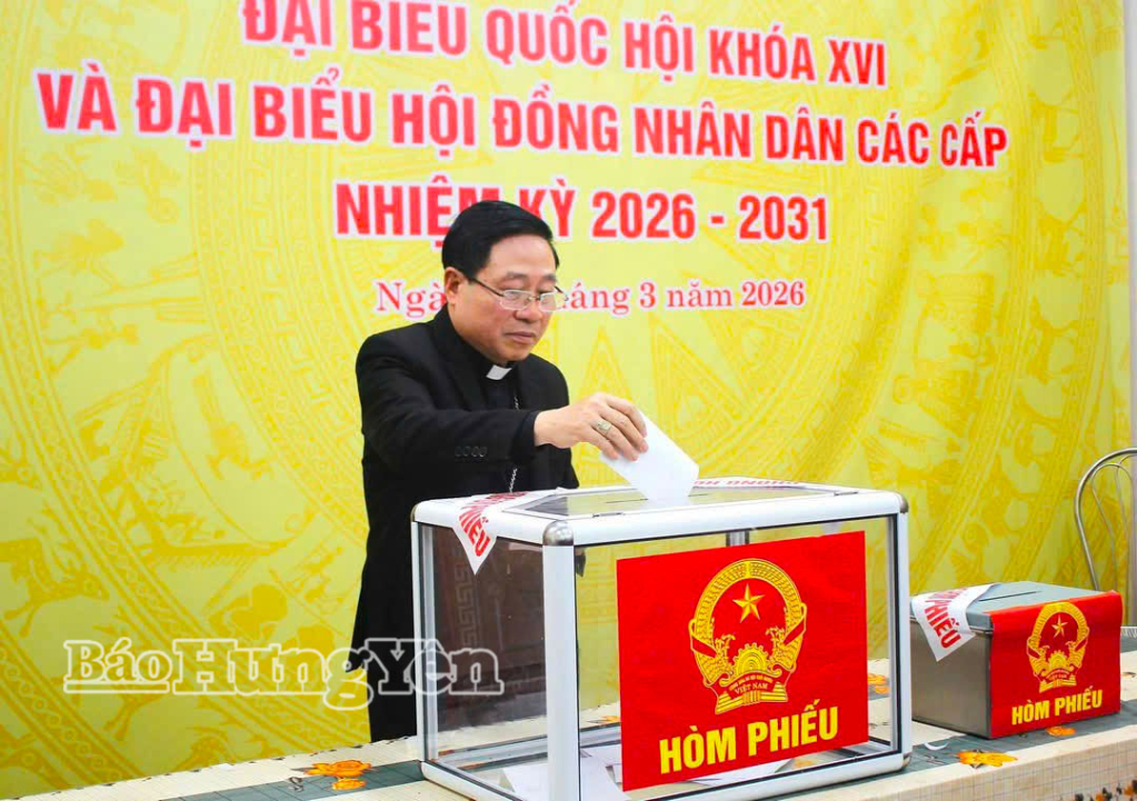 Giám mục Giáo phận Thái Bình Đaminh Đặng Văn Cầu tham gia bỏ phiếu tại Tổ bầu cử số 4, phường Thái Bình.