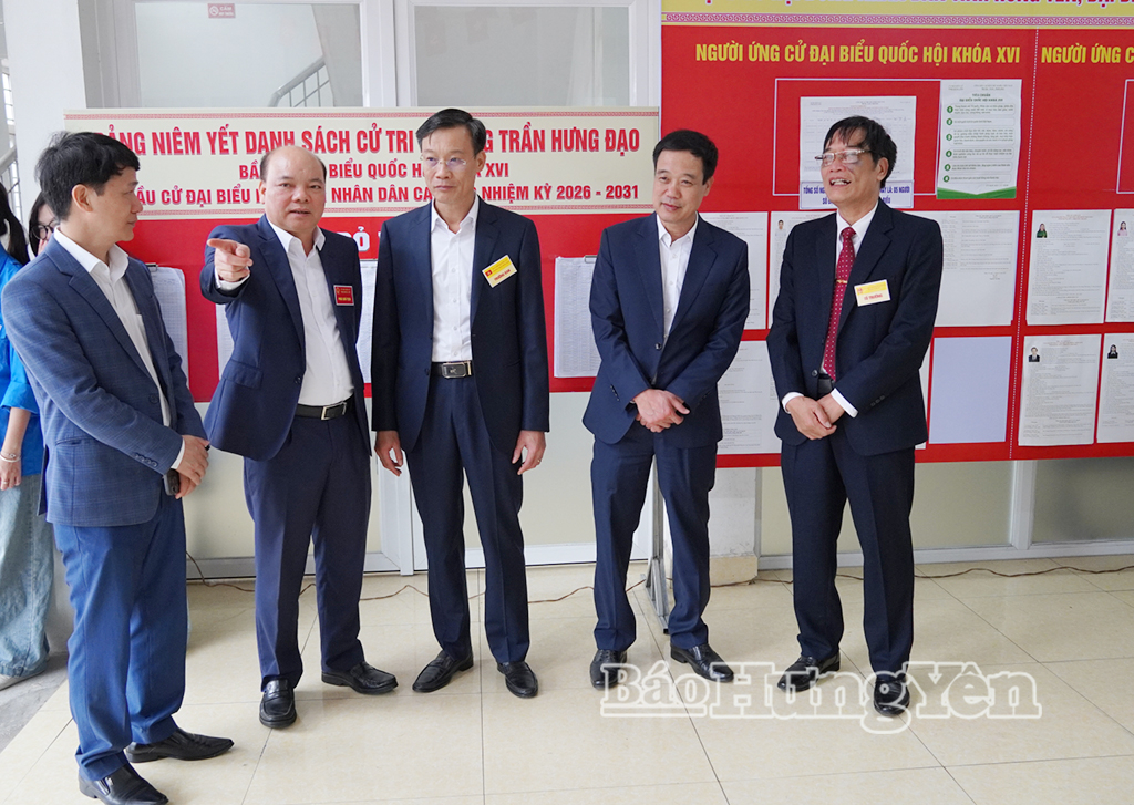 Đồng chí Phó Chủ tịch HĐND tỉnhĐặng Thanh Giang kiểm tra công tác bầu cử tại phường Trần Hưng Đạo.