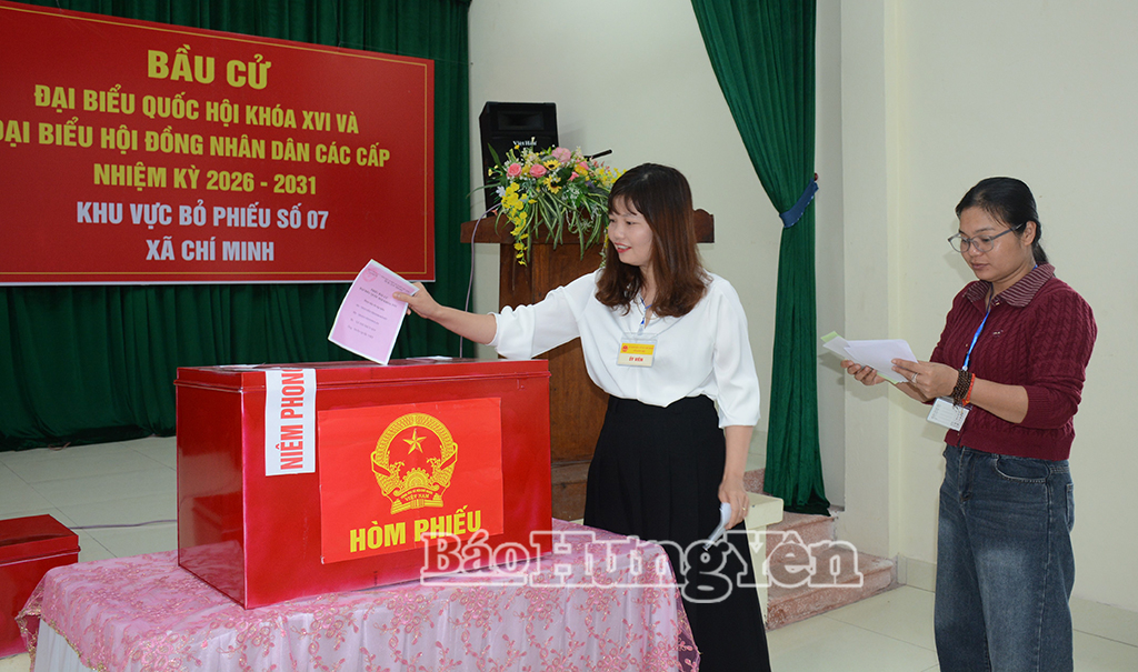 Cử tri thôn Quan Xuyên (xã Chí Minh) bỏ phiếu bầu cử.