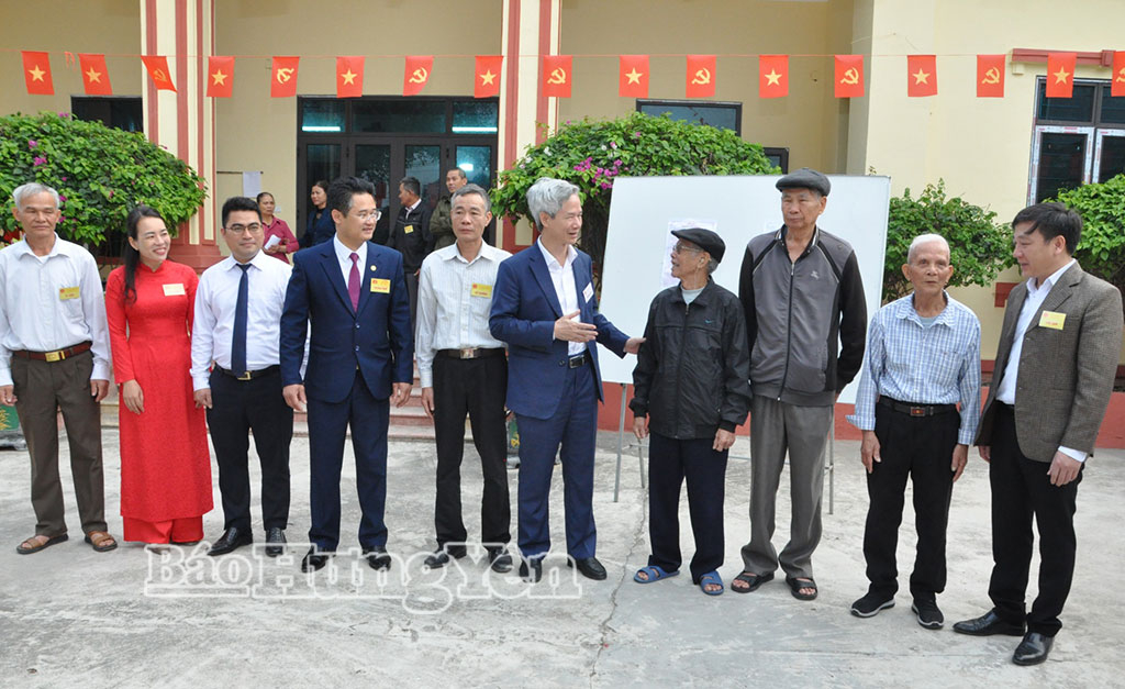 Đồng chí Trưởng đoàn Đại biểu Quốc hội tỉnh Đào Hồng Vận động viên các cử tri thôn Long Cầu (xã Đoàn Đào) tham gia bỏ phiếu bầu cử.