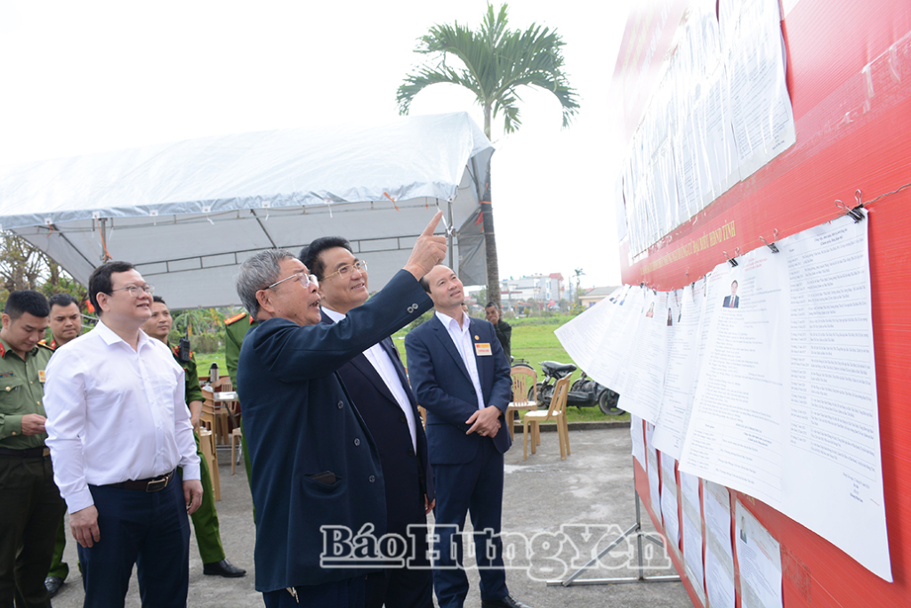 Đồng chí Phó Chủ tịch UBND tỉnh Lê Quang Hòa kiểm tra công tác bầu cử tại xã Thần Khê.