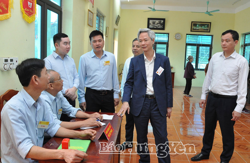 Đồng chí Trưởng đoàn Đại biểu Quốc hội tỉnh Đào Hồng Vận kiểm tra công tác bầu cử tại xã Hồng Quang.
