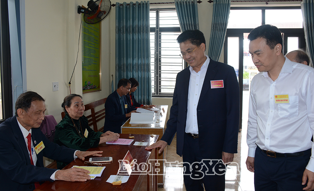 Đồng chí Phó Chủ tịch UBND tỉnh Lê Quang Hòa kiểm tra, động viên các lực lượng làm nhiệm vụ bầu cử tại xã Diên Hà.