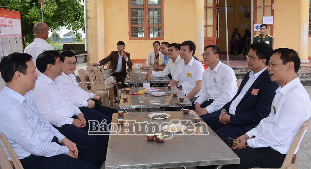 Đồng chí Phó Chủ tịch UBND tỉnh Lê Quang Hòa kiểm tra, động viên các lực lượng làm nhiệm vụ bầu cử tại xã Diên Hà.