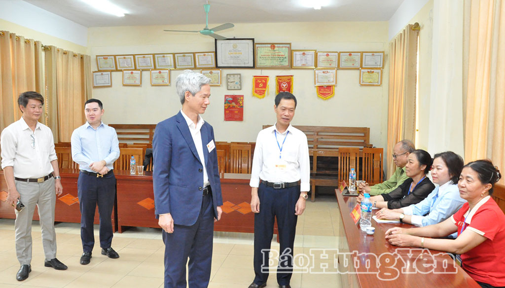 Đồng chí Trưởng đoàn Đại biểu Quốc hội tỉnh Đào Hồng Vận kiểm tra công tác bầu cử tại xã Nguyễn Trãi.